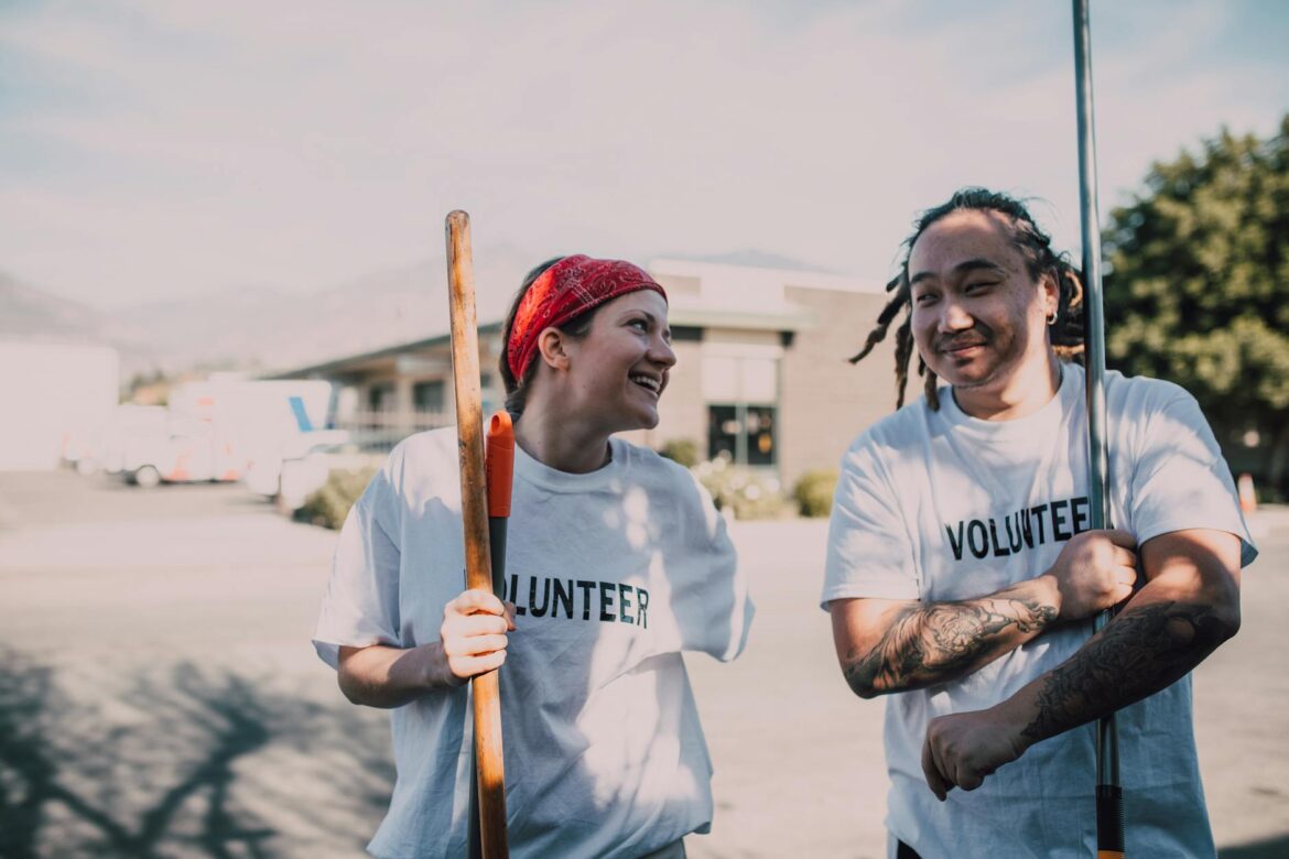 Volunteering Benefits and Rewards: A Complete Guide to Giving Back in Your Community - ilustracja artykulu