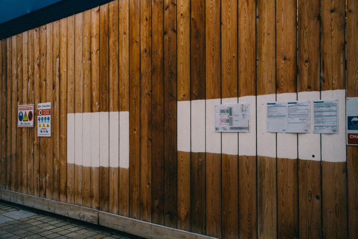 Community Noticeboard Planning Rules UK: The Complete Guide for Local Groups - ilustracja artykulu